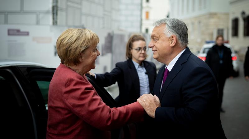 Orbán Viktor hivatalában találkozott Angela Merkel, a korábbi német szövetségi kancellár, aki hosszú évek óta meghatározó alakja volt az európai politikának.