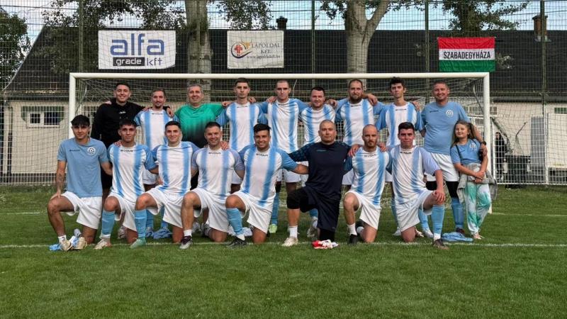 Fülöpszállás határán egy stoptábla áll, és éppen Benére vár, aki jelenleg az éllovas szerepében tündököl.