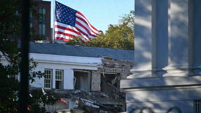 Bontás alatt a Fehér Ház: Íme az első fotók az ikonikus épületről!