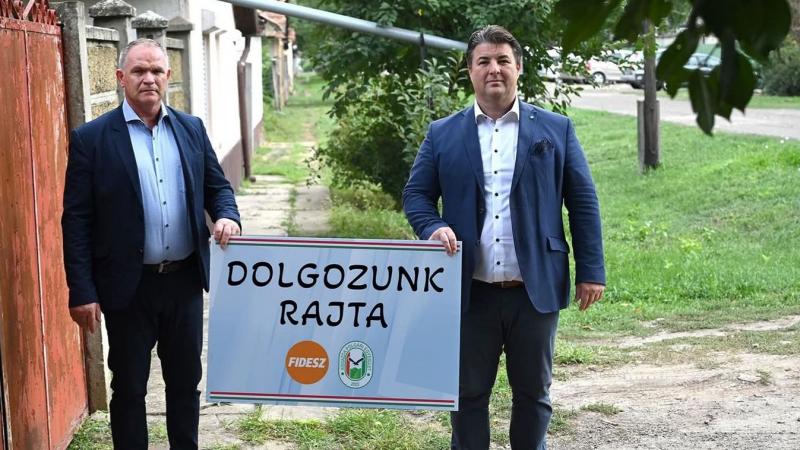 Újabb járdaszakaszt újítanak meg a városban.