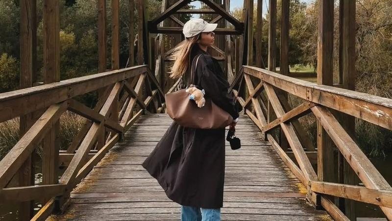 Rubint Rella egy igazán varázslatos helyszínen kalandozott, ahol a természet szépsége és a színes kultúra találkozott.