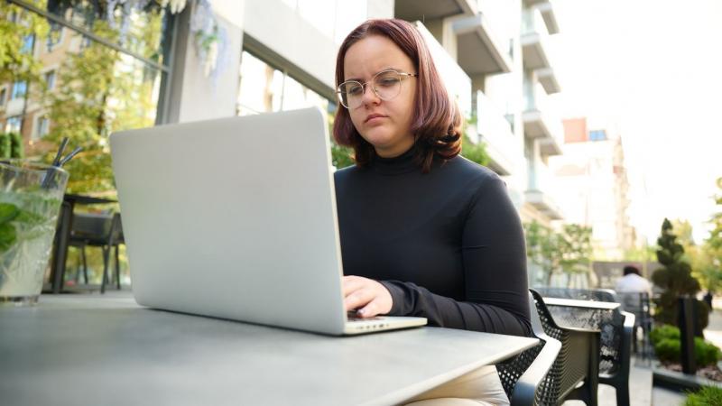 Figyelmesen tekintse meg a képeket – ezek a személyek valójában sosem léteztek. Vajon van okunk az aggodalomra?