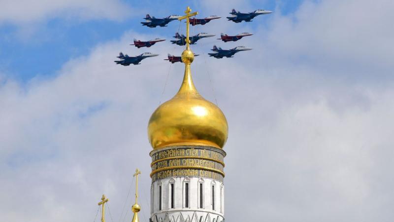 Oroszországban lángra kaptak az olajfinomítók, a repülőterek működése leállt, és Moszkva égboltot ukrán drónok szelik át.