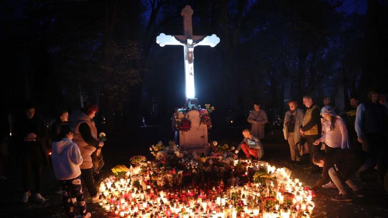 Mindszentek estéjén Kaposvár utcáit varázslatos mécsesek fénye ölelte körül - nézd meg a képeket!