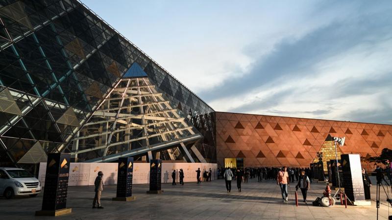 Egy sivatagi csoda született: megnyitotta kapuit a lenyűgöző, egymilliárd dolláros Nagy Egyiptomi Múzeum!