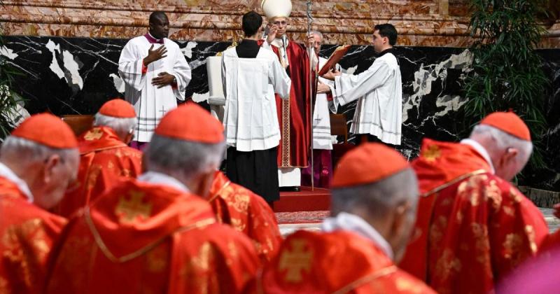 Leó pápa szentmisét mutatott be Ferenc pápa és az év során elhunyt bíborosok, valamint püspökök lelki üdvéért. A szertartás során a közösség egyesült az imádságban, hogy emlékezzenek a vallási vezetők életére és áldozatos szolgálatára.