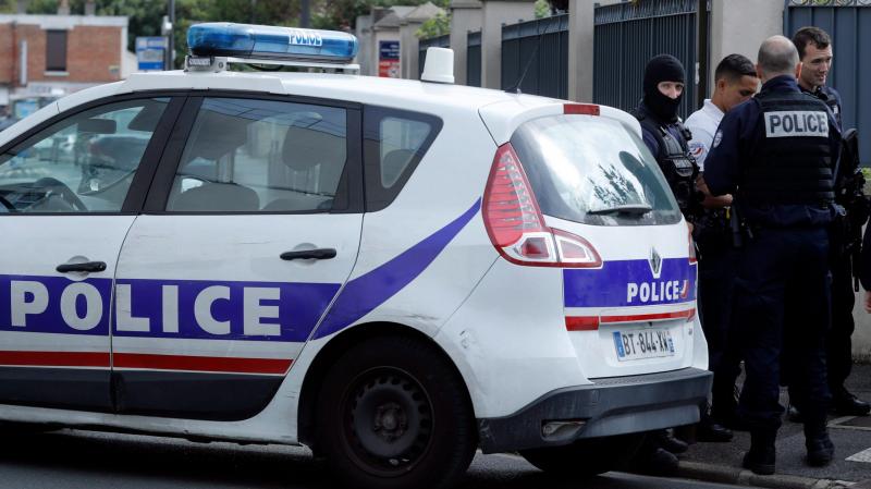 Bretagne-ben történt egy különös incidens, amikor egy férfi késsel rontott a rendőrökre, akik azonnal reagáltak. A helyzet gyorsan eszkalálódott, és a rendőrség kényszerintézkedés keretében lőfegyvert használt, minek következtében a támadó súlyosan megsér