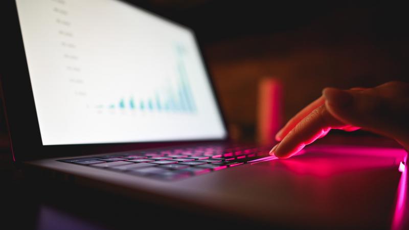 A tőzsdék levegője tele van izgalommal, és az arany most egy új csúcsra törésre készül. 