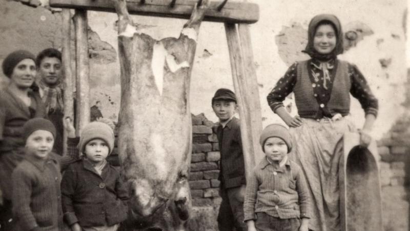 Egykoron a disznótor a suli kedvenc eseménye volt, amely mindenkit vonzott, mostanra azonban inkább elkerülik a diákok. Képes beszámolónkban és videónkban bemutatjuk, hogyan változtak meg az idők, és miért lett a disznótor helyett inkább a menekülés szimb