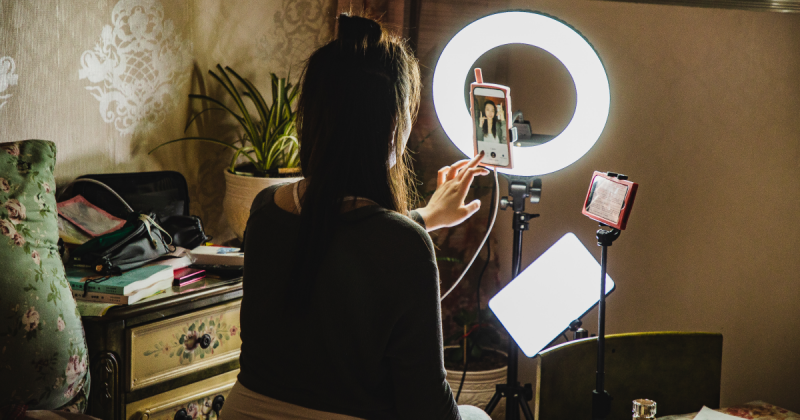 Új korszak kezdődött a magyar influenszerek életében: megérkezett a jogi kézikönyv, amely segít eligibilisen navigálni a digitális világ kihívásai között. Ez a hiánypótló kiadvány nemcsak útmutatást nyújt a jogi szabályozásról, hanem biztosítja, hogy a ta