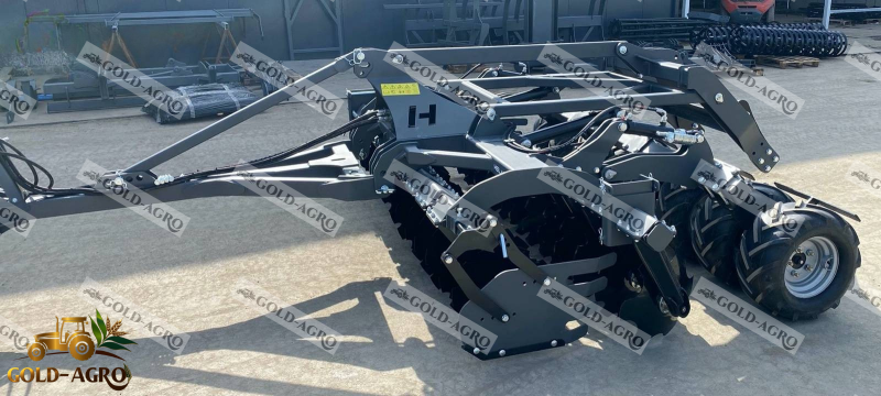 Ismerd meg a Helagro AUTW vontatott 3 méteres rövidtárcsás vetőgépét, amely innovatív függesztő rendszerrel rendelkezik! Ez a gép nemcsak hatékonyan készíti elő a talajt, hanem a precíz vetéshez is ideális megoldást kínál. A 3 méteres munkaszélessége lehe