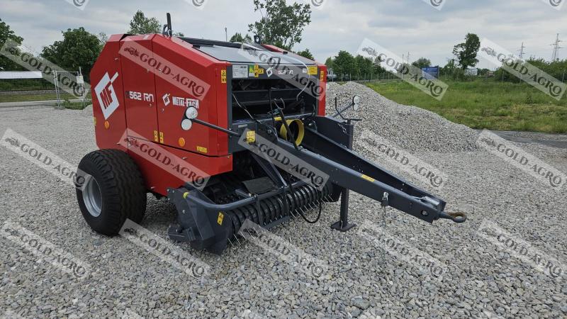 Fedezd fel a Metal-Fach Z562 hengeres körbálázót, amely 120x120 cm-es méretével és innovatív technológiájával kiemelkedik a mezőgazdasági gépek világában. Ez a robusztus bálázó nemcsak a hatékonyságot növeli, hanem a bálázás élményét is új szintre emeli. 