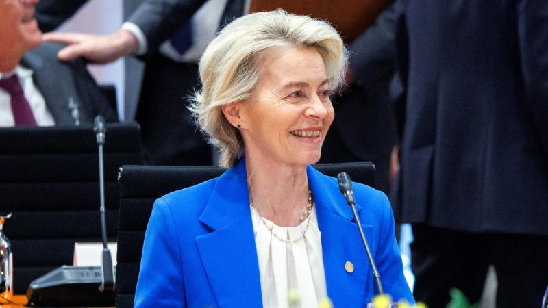 Ursula von der Leyen életet mentett egy Brüsszelbe tartó repülőjáraton.