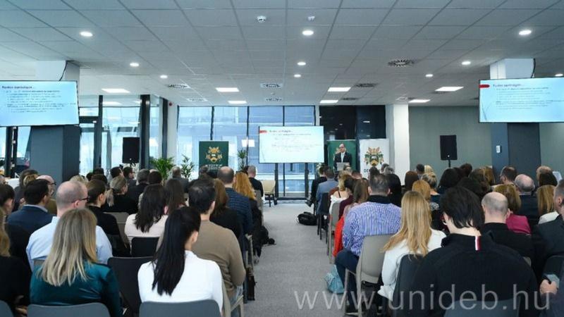 A Debreceni Egyetem konferenciáján hangsúlyos szerepet kapott a biztonság és az adatvédelem kérdése. A résztvevők mélyreható beszélgetéseket folytattak e két fontos témáról, amelyek napjainkban egyre nagyobb jelentőséggel bírnak.