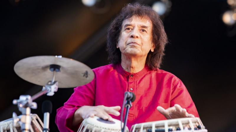 Elhunyt a világ leghíresebb tabla művésze, Zakir Hussain | 24.hu