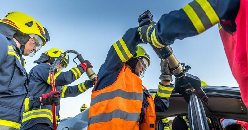 Éjszaka tragikus autóbaleset történt, amelyben egy család súlyosan megsérült.