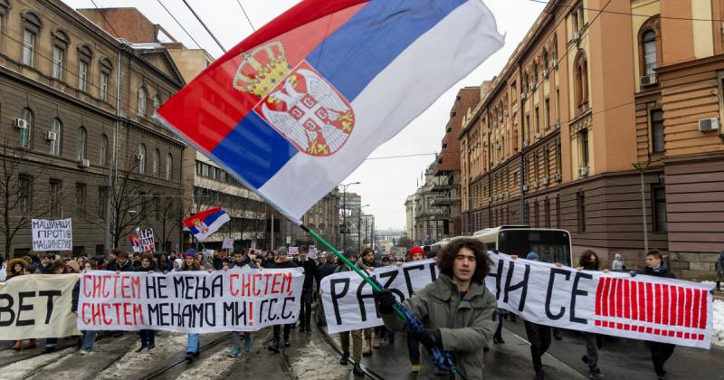 Belgrád utcái ismét a kormányellenes megmozdulások színhelyévé váltak, ahol a tüntetők hangot adnak elégedetlenségüknek és követeléseiknek.