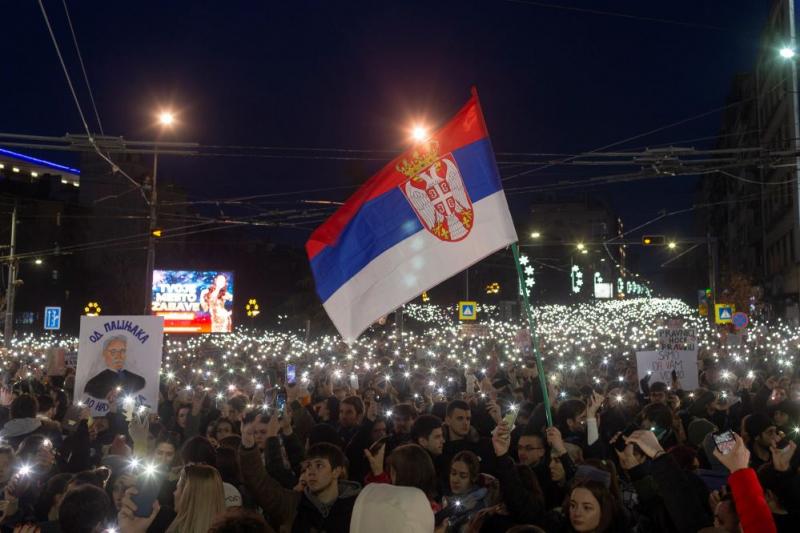 A belgrádi kormányellenes tüntetések továbbra is hevességgel zajlanak, és a hangulat egyre feszültebbé válik. Az emberek eltökélten fejezik ki elégedetlenségüket, miközben a város utcáin folytatódik a megmozdulás.