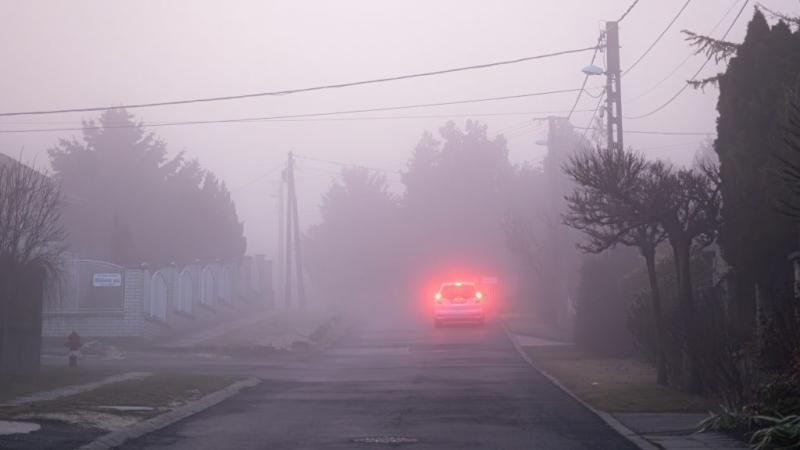 Figyelmeztetést adtak ki a hosszan tartó, sűrű köd miatt | 24.hu

A meteorológiai szolgálat figyelmeztetést bocsátott ki a tartósan megjelenő, sűrű köd miatt, amely jelentősen csökkentheti a látási viszonyokat. A közlekedésben résztvevőknek javasolt fokoz