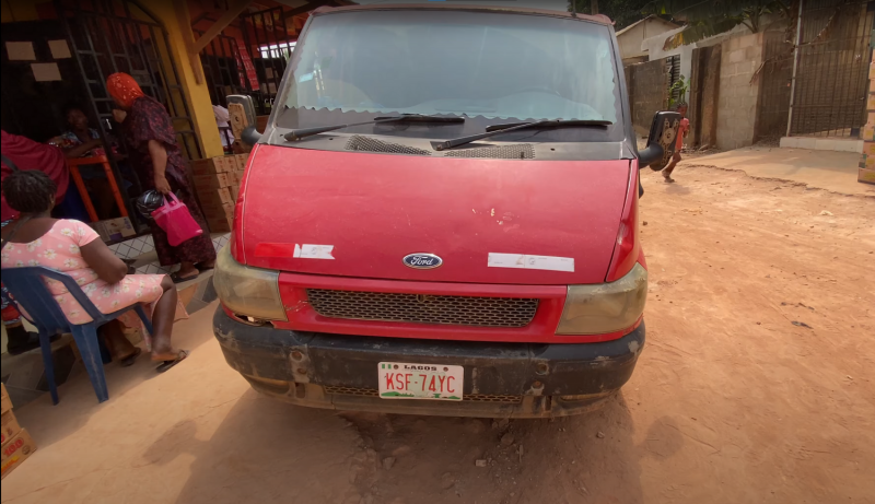 Ilyen körülmények között található egy rendkívül megfáradt nigériai Ford Transit, amely már rengeteg kilométert futott.