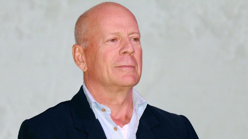 Bruce Willis felesége szívfájdalmát kifejezve tette közzé posztját, amelyben hangsúlyozza, hogy időt ad magának a harag és a gyász feldolgozására. Érzelmei mélységét tükröző írásában arra buzdítja magát, hogy ne siessen a gyógyulással, hanem engedje meg m