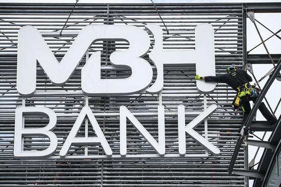 Mészáros Lőrinc bankját és annak leányvállalatát súlyos, 27,5 milliós bírsággal sújtotta a Magyar Nemzeti Bank (MNB), miután kötelezték őket a hiányosságok kijavítására. Az intézkedés többek között a pénzintézet működésének átláthatóságát és megfelelőségé