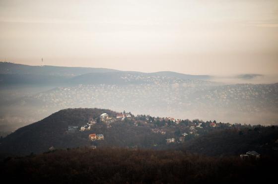 Lassan kezd eloszlani a köd, és a helyébe egy határozott szél érkezik.