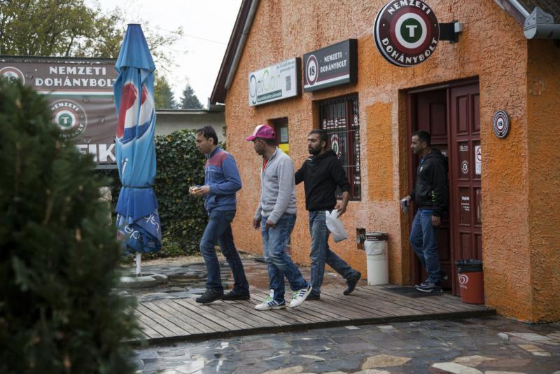 A dohányboltok száma az országban lényegesen csökken, ami új kihívások elé állítja a piaci szereplőket és a fogyasztókat is.