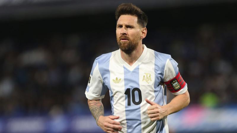 Képzeljük el, hogy Lionel Messi, Magic Johnson, Bono és Soros György egy különleges csapatot alkotnak, ahol a sport, a zene és a társadalmi felelősségvállalás találkozik. Messi, a foci királya, aki a pályán végzett varázslatos cselezéseivel és góljaival i