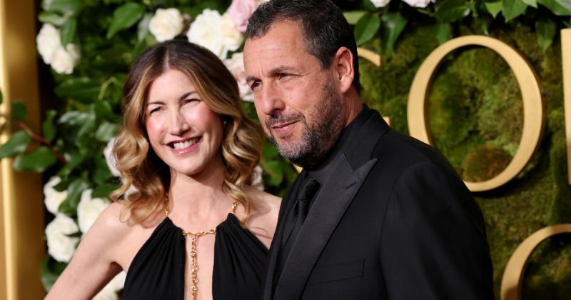 Adam Sandler felesége egy lenyűgöző, köldökig kivágott estélyiben tündökölt: a Golden Globe-gála sztárpárjainak legszebb pillanatai a fotókon!