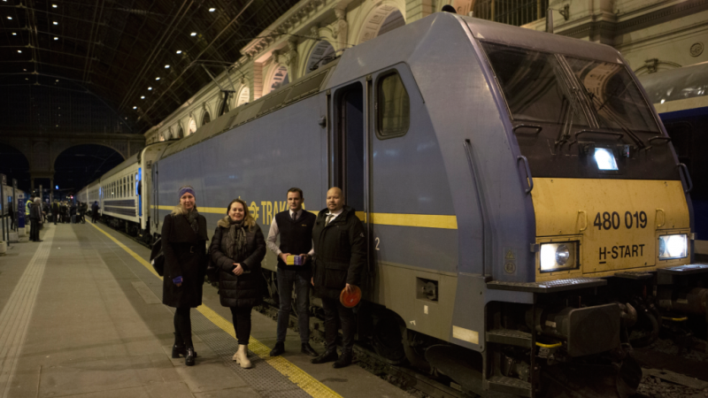 A tatabányai elővárosi közlekedés és a győri, bécsi, valamint szombathelyi vasúti járatok összekapcsolják a városokat, lehetővé téve az utazók számára, hogy könnyedén elérjék céljaikat.