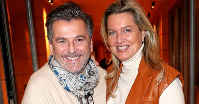 Thomas Anders 52 éves felesége egy lenyűgöző, köldökig kivágott estélyiben tündökölt, amely 11 évvel ezelőtt debütált már a színpadon. Ez a merész és elegáns szett újra felfrissítette a közönség emlékeit, miközben a stílus és a magabiztosság tökéletes har