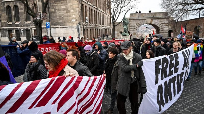 Antifasiszta demonstrálók közelítenek a neonáci felvonulás irányába | 24.hu