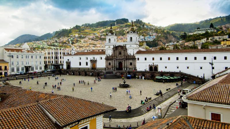 Ecuador elnökválasztásra készül, ahol a jelöltek a bűnözés visszaszorítását ígérik, hangsúlyozva a biztonság és a stabilitás fontosságát az ország jövője szempontjából.