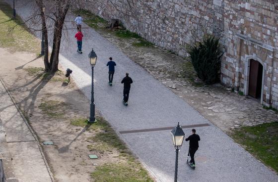 Évente hatezer forintba kerül a rollerbiztosítás, de amíg nem áll rendelkezésre megfelelő nyilvántartás, sokan elhanyagolják a díj megfizetését.