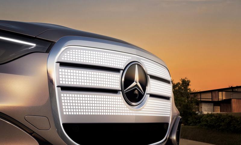 Megérkezett a legújabb Mercedes, amelyet egy impozáns, világító hűtőmaszk díszít, így igazán figyelemfelkeltő megjelenést kölcsönözve az autónak.