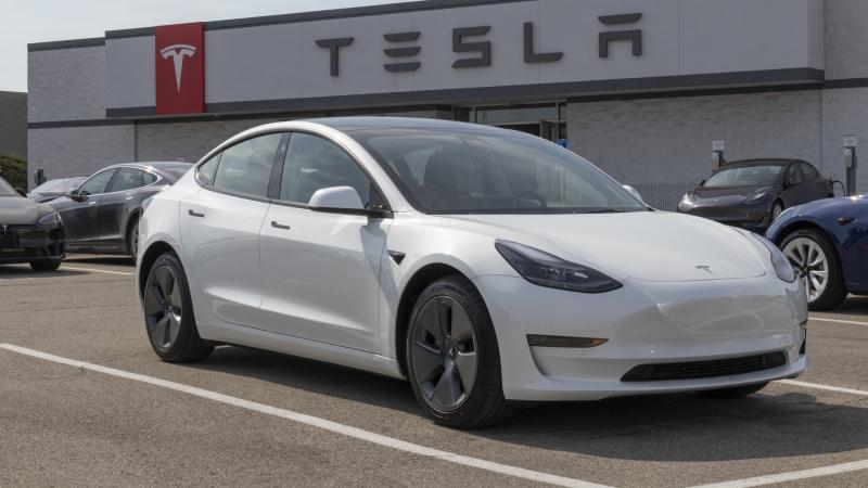 Rekordmennyiségű autót értékesített a Tesla, és ebben Donald Trump váratlan lépése is jelentős szerepet játszott.