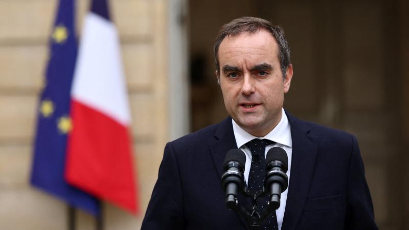 Friss francia kormány állt fel, de a feje fölött továbbra is ott lebeg Damoklész kardja, jelezve a kihívásokat és bizonytalanságokat, amelyek bármikor lesújthatnak.