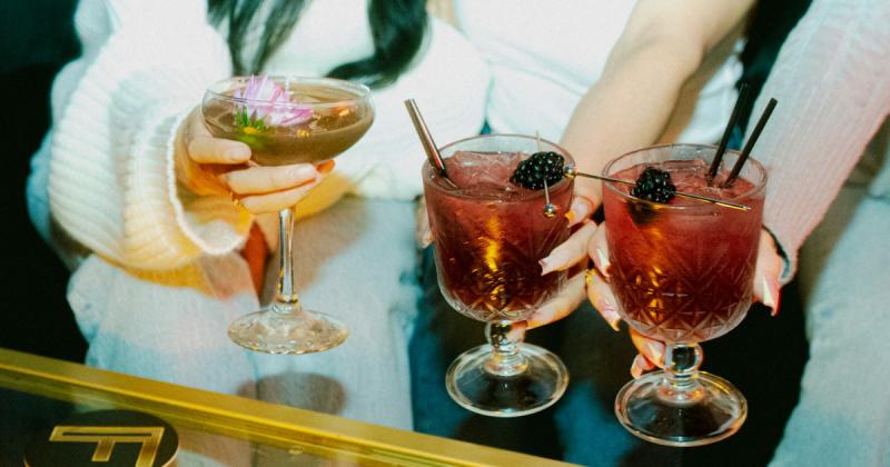 **Nem a neten: Így ismerkednek a fiatalok 2025-ben**

Ahogy a világ folyamatosan változik, úgy a fiatalok is új módszereket találnak a kapcsolatok kialakítására. 2025-ben a digitális tér mellett egyre nagyobb szerepet kapnak a személyes találkozások és a 