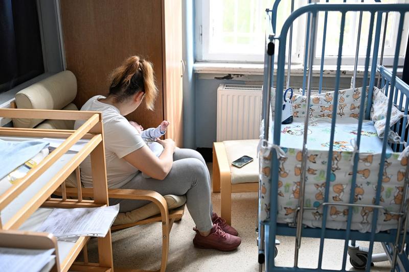 A szülés utáni időszakban sok anya tapasztalhat hirtelen hangulati ingadozásokat, amelyek miatt úgy érezheti, hogy a világ körülötte megváltozott. Fontos azonban különbséget tenni a különböző állapotok között, mint például a baby blues, a szülés utáni dep