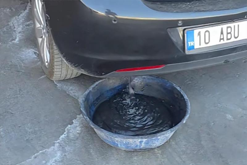 Ebben a műhelyben a gyógyuló autók feketén csillogó szurkot pöfögnek, mintha életre kelnének a fémtestek.