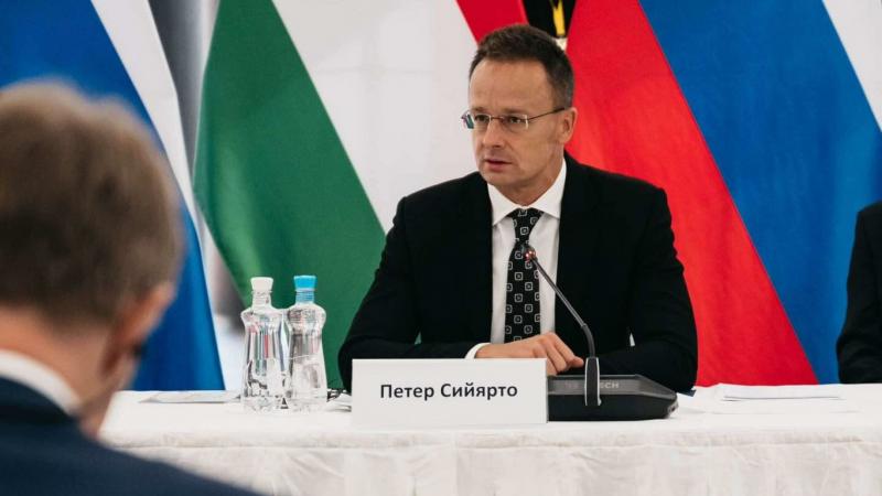 Szijjártó Péter gyakorlatilag az orosz nézőpontot tükrözi az elhalasztott békecsúcs kapcsán.