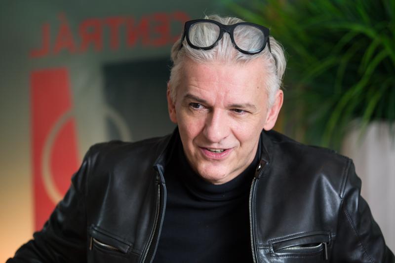 Alföldi Róbert kifejezte felháborodását és dühét azzal kapcsolatban, hogy háborúpártinak és hazaárulónak bélyegzik, csupán azért, mert nem az ő politikai nézeteiket osztja. Az érzelmei intenzívek, és világosan jelzi, hogy elutasítja ezen vádakat, amelyeke