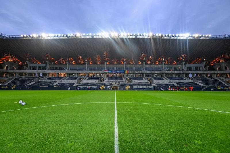 Felcsúton, a Pancho Arénában váratlan esemény zajlott, amikor egy különös telefonhívás közbeszólt a Puskás Akadémia mérkőzésébe. Az esemény mindenkit megdöbbentett, és a szurkolók között izgalom terjedt, miközben a játékosok a pályán várakoztak a magyaráz