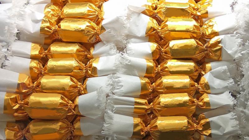 A 2025-ös évben a szaloncukrok ára igencsak megugrott, és ezzel együtt a karácsonyi édességek slágere is új dimenzióba lépett. A vásárlók már most érzékelhetik a horrorisztikus árakat, amelyek a hagyományos ünnepi csemegét kísérik. A pénztárcákba mélyen b