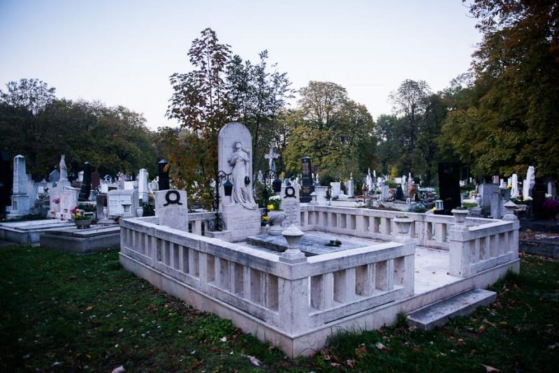 Boltok, temetők, virágárusok: ez vár ránk a szombati nap forgatagában.