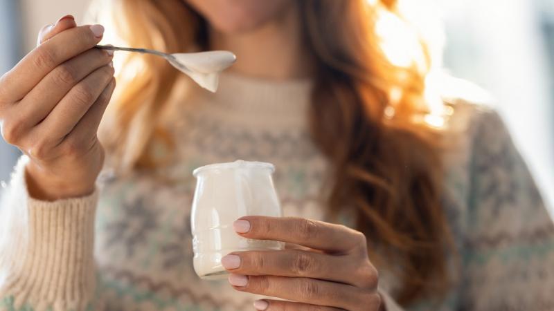 Ha naponta egy joghurtot fogyasztasz, számos jótékony változás indul el a szervezetedben. Először is, a joghurt probiotikumokat tartalmaz, amelyek segítik a bélflóra egyensúlyának fenntartását, elősegítve az emésztést és a tápanyagok felszívódását. Emelle