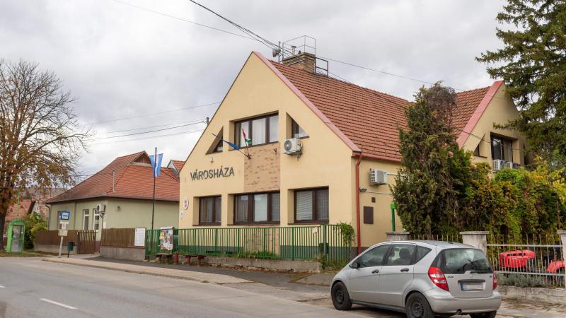 Nagy Feró díszpolgári címének ügye mélyen beleivódott a köztudatba, és a kezdeményezést mindenképpen végig fogják vinni. Őrbottyán polgármestere pedig meglepő módon visszavonta korábbi nyilatkozatát, ezzel új fordulatot adva az ügynek.