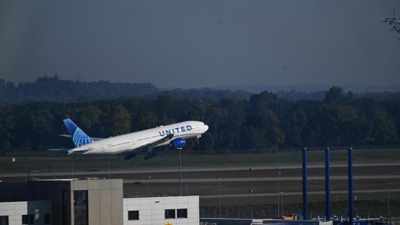 Az egyik pilóta észlelt egy drónt, ami miatt rövid időre le kellett zárni a müncheni repülőtér egyik kifutópályáját.