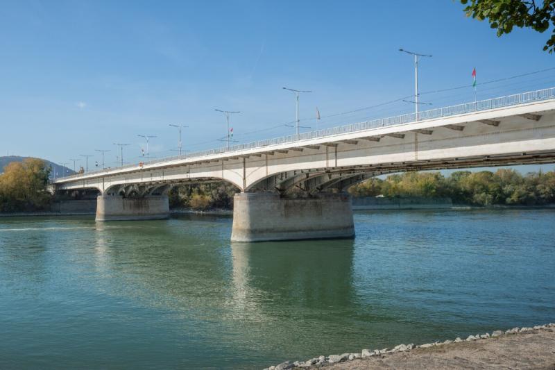 4 érdekesség, amit valószínűleg nem tudtál a szülinapos Árpád hídról

1. **Történelmi jelentőség**: Az Árpád híd nem csupán egy közlekedési útvonal, hanem a fővárosunk, Budapest egyik legfontosabb szimbóluma is. A híd névadója, Árpád fejedelem, a magyar á